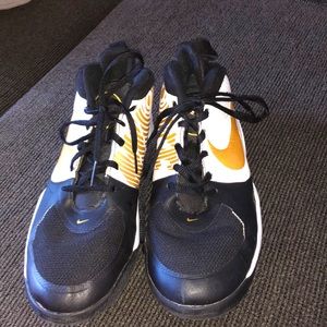 basketball shoes, color: gold,black, and white Size 7 US boys